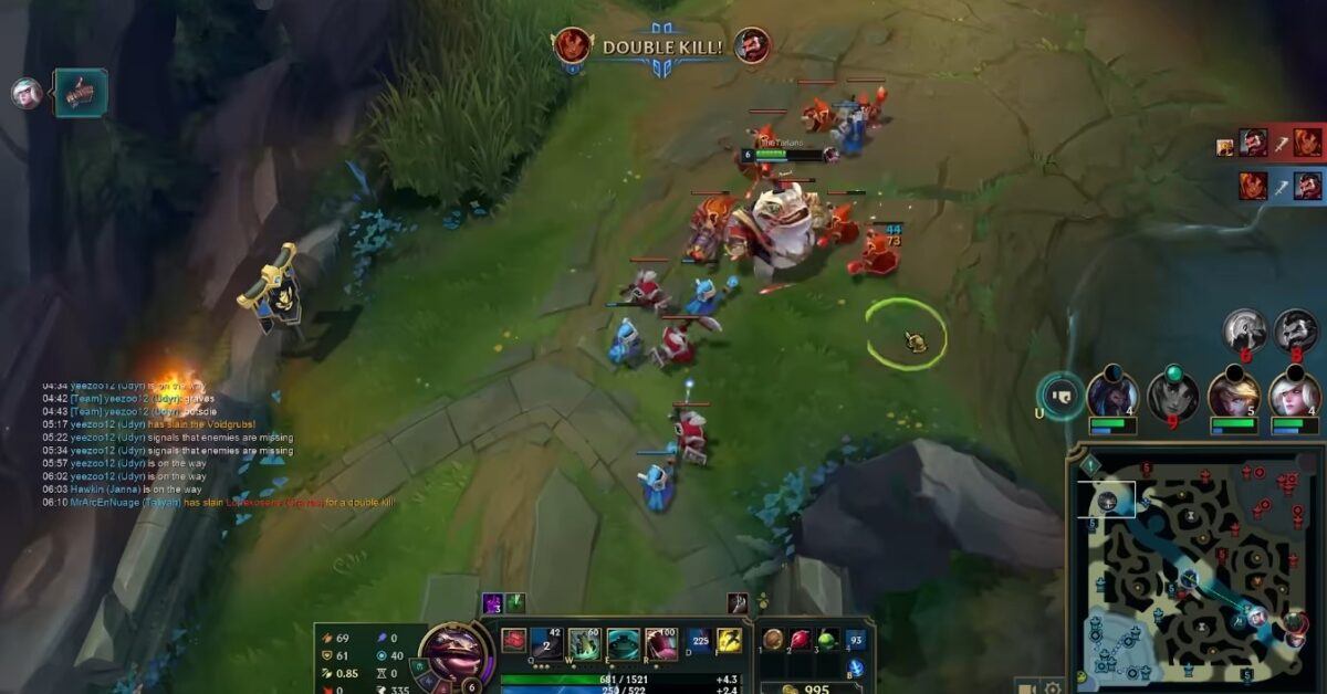 showing how is to play top lane in League of Legends